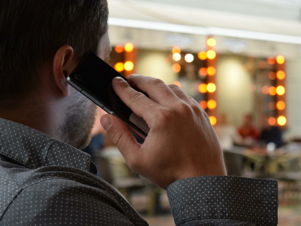 un homme au téléphone